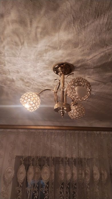 Продаются б/у люстры. Торг. есть.