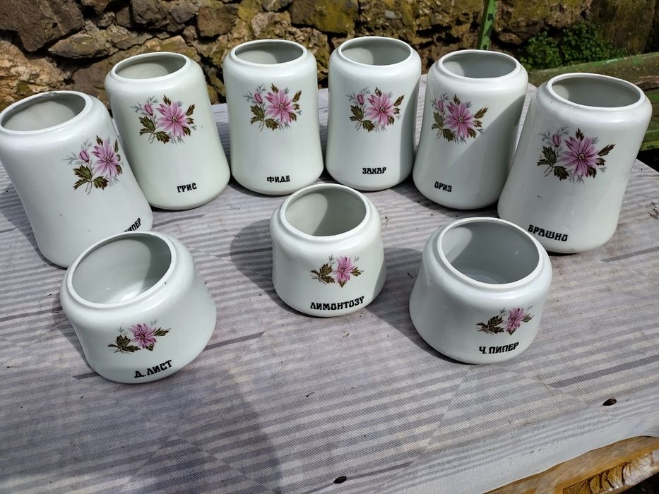 Стари порцеланови буркани за подправки