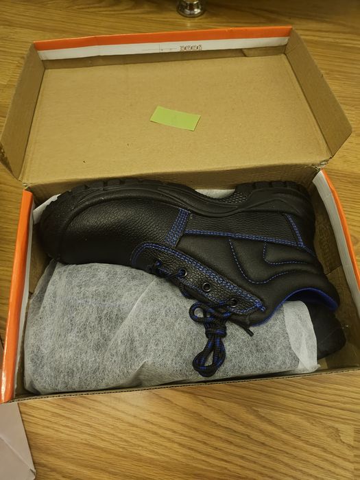 Pantofi de protectie cu bombeu metalic, piele, negru