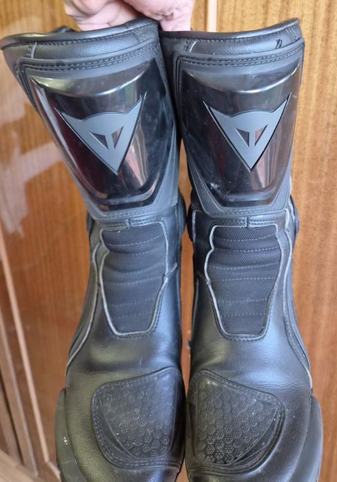 ботуши  за мотор Dainese модел  TRQ-Tour , с gore Tex и  система за контрол на сексуално изкривяване .
система за контрол на аксиалното изкривяване