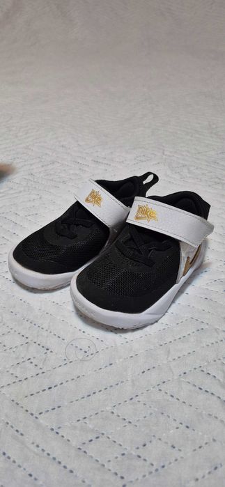 Adidasi Nike marimea 22
