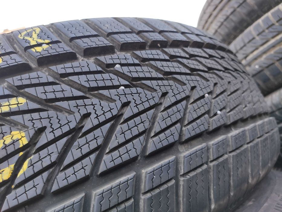 2бр Зимни гуми 235 60 18 - Goodyear - DOT 2025