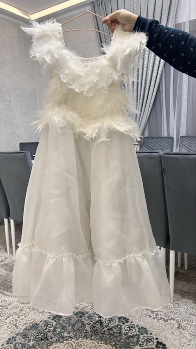 Белое платье с перьями