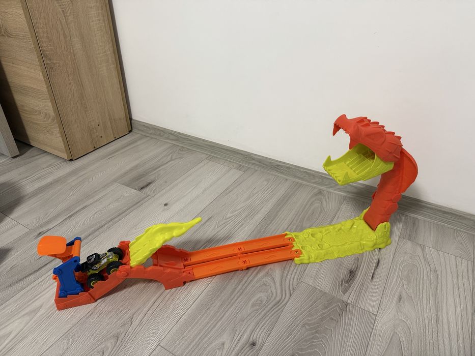 Hot Wheels Monster Truck Invinge Sarpele Urias