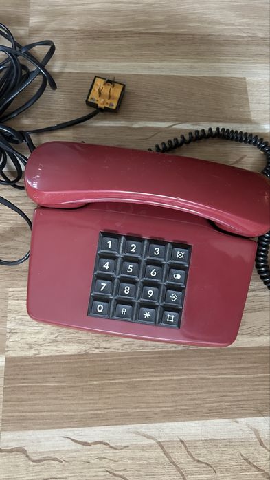 Стар телефон със слушалка