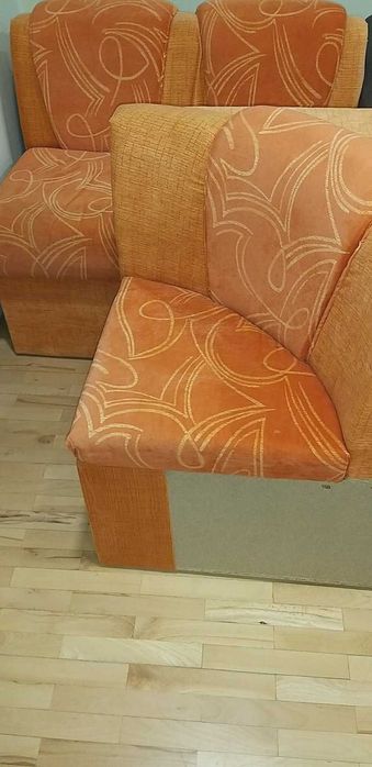Продавам ъглов диван по поръчка ,подходящ за кухня или други стаи