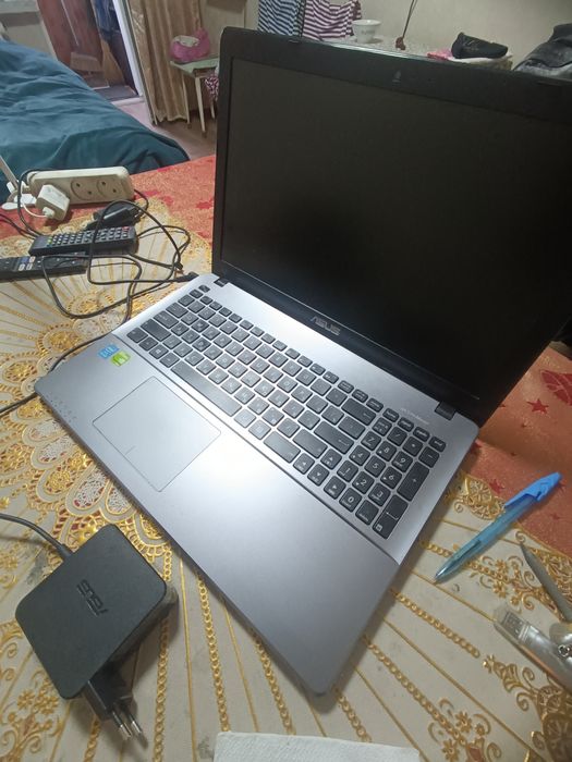 Ноутбук Asus работает от сети .