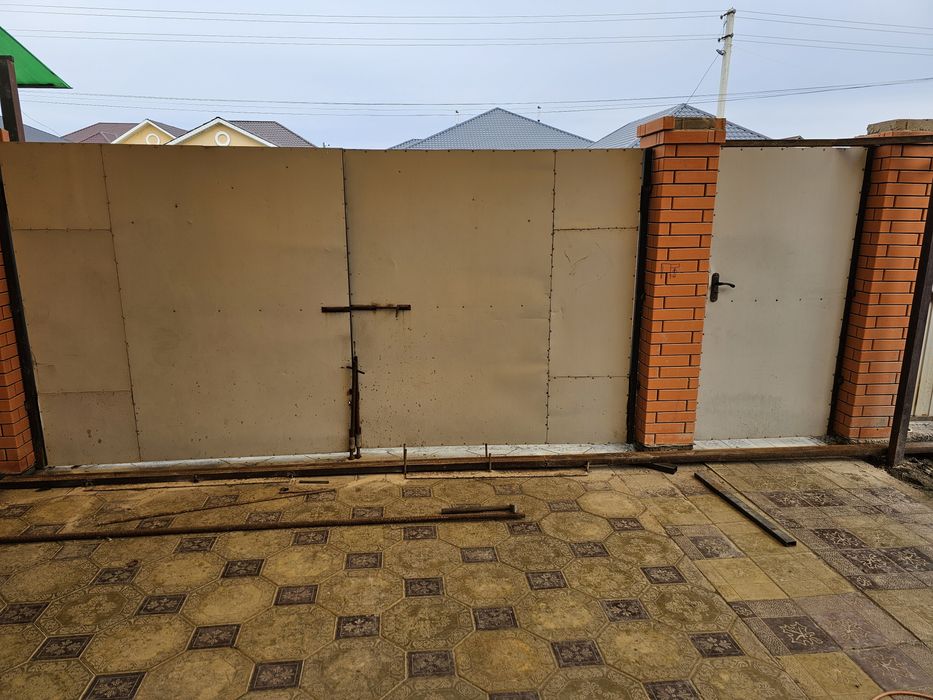 Ворота. Қақпа есігімен.