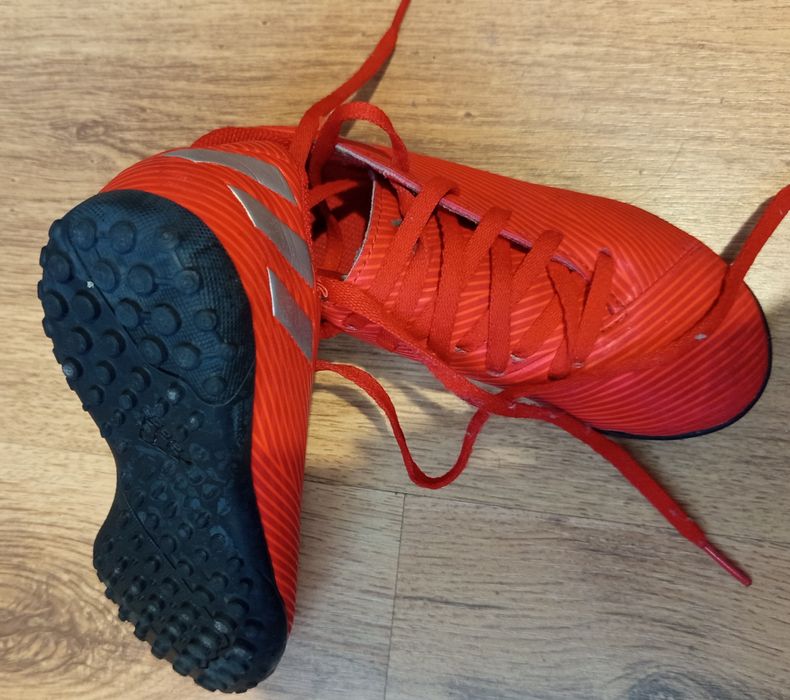 Футболни обувки и стоножки