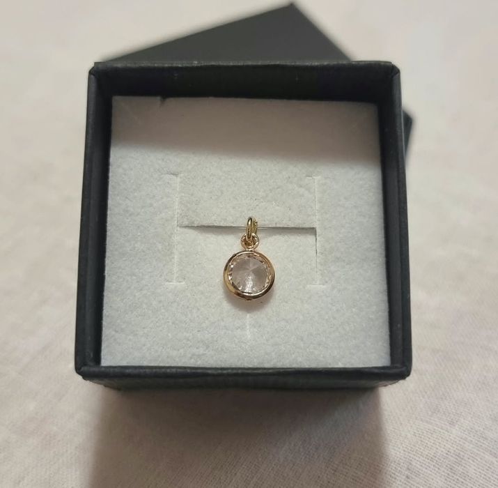 Колиета с Цирконий върху корда