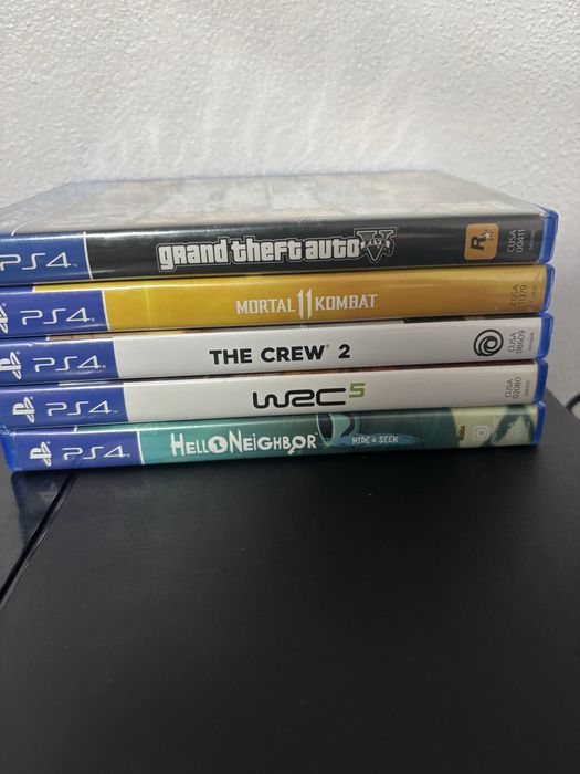 Vând PlayStation 4 (PS4) – negru, cu 5 jocuri