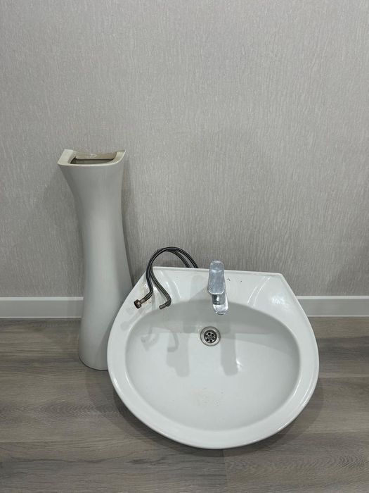 Продам раковину с ножкой