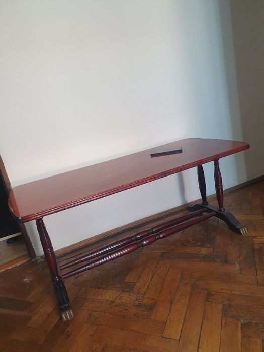 Birou, comoda de TV si masuta de cafea