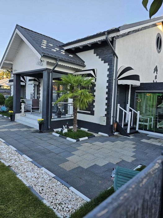 Casa de vanzare cu anexe