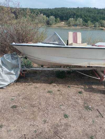 Моторна лодка с колесник и надуваем атракцион