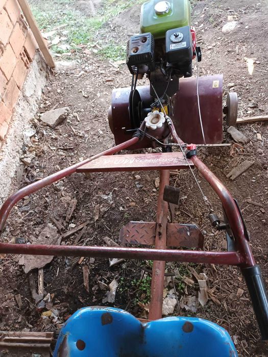 Продавам мотофреза с ремарке + инвентар