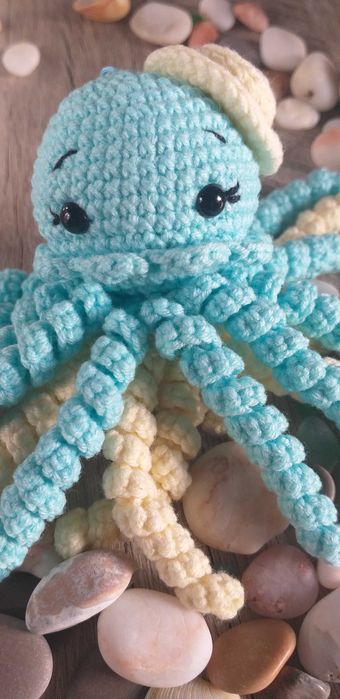 Вязаная игрушка-брелок Медузка