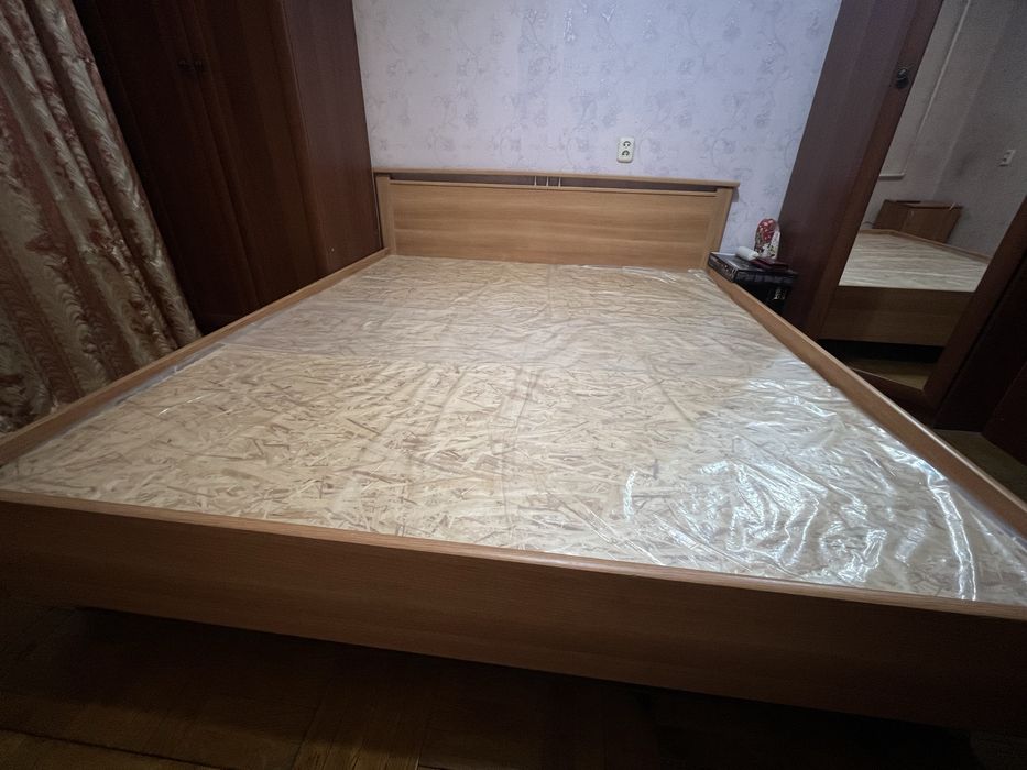 Продаю двуспальную кровать