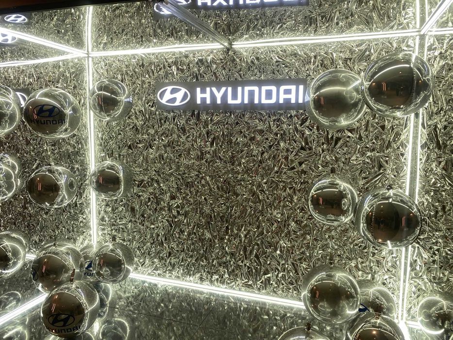 Nu e Photobooth - Este GlowBox - Zonă Foto Premium