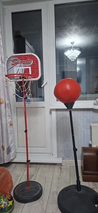 Боксёрсская груша и баскетбольное кольцо и самокат