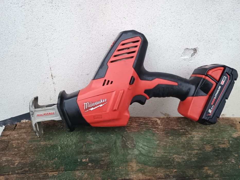 Fierăstrău sabie milwaukee c 18 hz cu baterie 2 ah