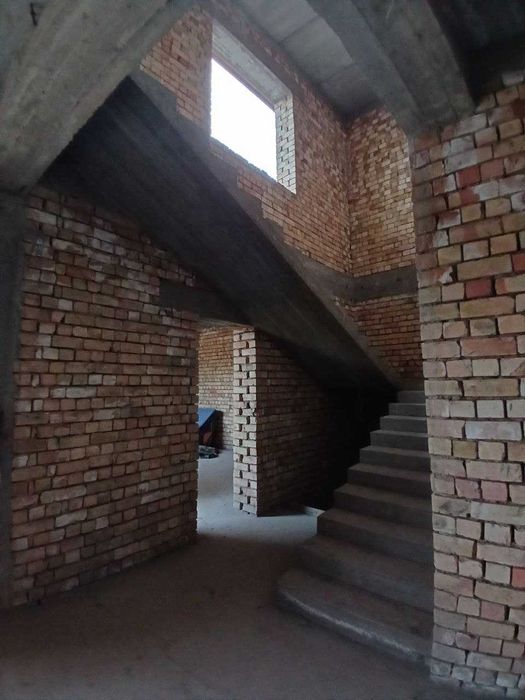 Продаю свой 2х этажный дом в состоянии коробка 6 соток