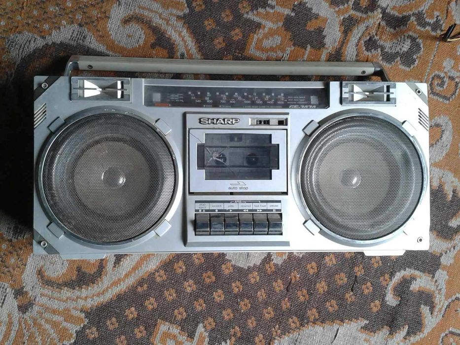Продавам радиокасетофон SHARP GF-7474Z