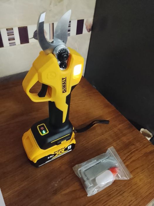 Foarfeca de grădinărit DeWalt cu o baterie de 6A