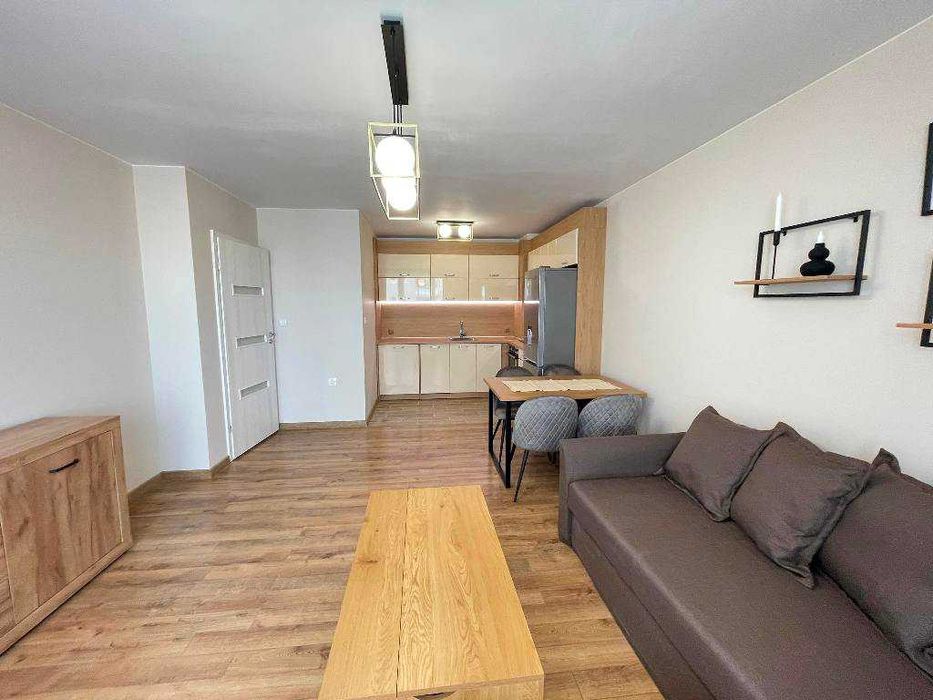 Двустаен обзаведен апартамент с две покрити паркоместа