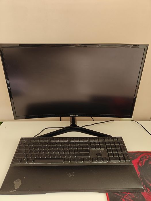 Настолен компютър + извит монитор + RGB клавиатура