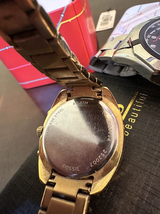 Часовник FOSSIL и Oruss