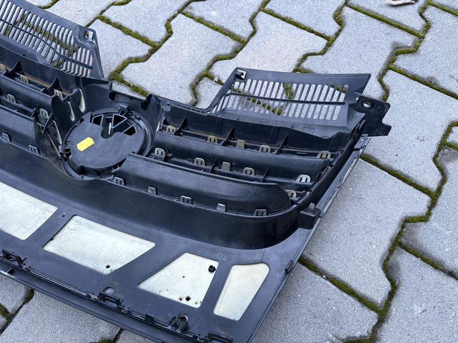 ОТЛИЧНА ОРИГИНАЛНА Решетка / Маска / С Емблема Комплект за -Vw Golf 5-