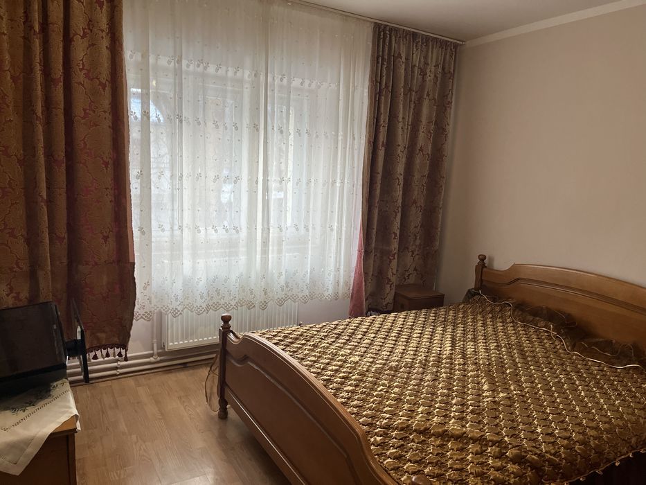 Inchiriez apartament 3 cam. Obcini