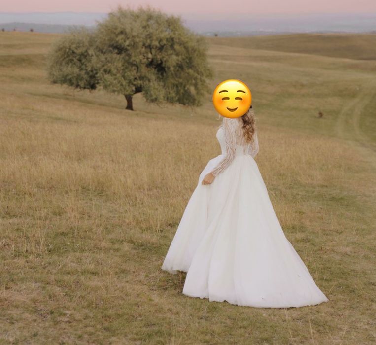 Rochie de mireasă elegantă, cu mâneci lungi și detalii strălucitoare