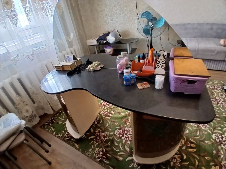 Продам столик с зеркалом