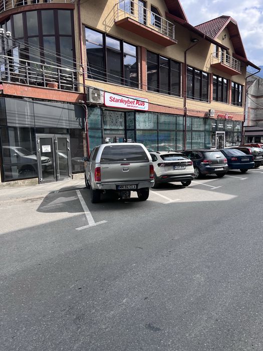 Inchiriez spatii comerciale , atat la parter cat si la etaj .