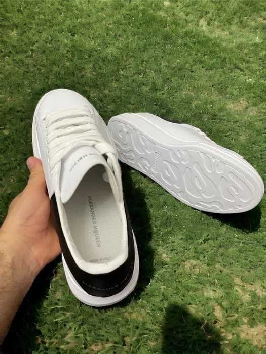 Adidasi albi dama si barbati McQueen premium