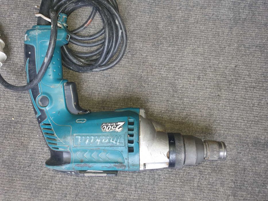Makita  шуруповёрт по гипсокартону.