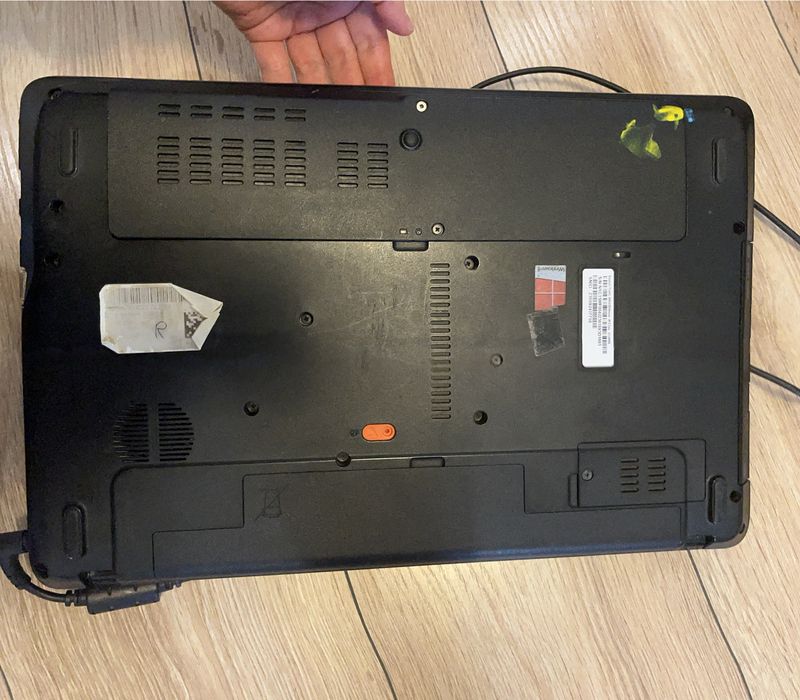 Laptop vechi defect, fără hard disk