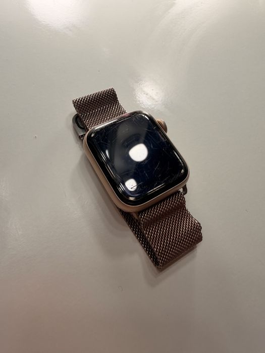 Apple Watch SE GPS, 40mm Gold Aluminium Case часовник apple watch