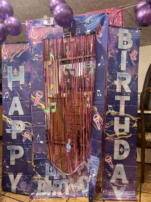 K-pop demon hunters Huntrix, украса за рожден ден в лилав цвят