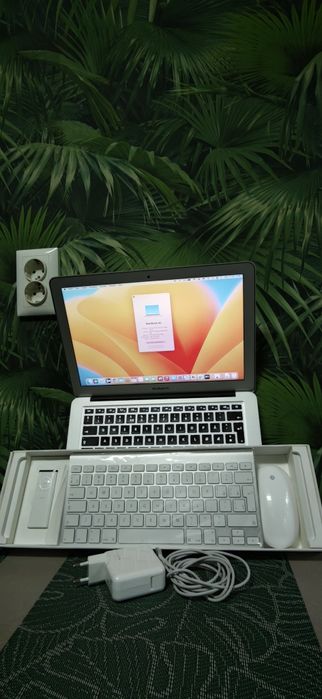 MacBook Air 13” + Tastatură Apple + Mouse Apple – impecabil – Ventura – baterie excelentă