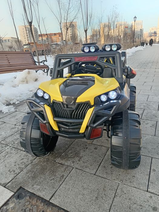 Детская машинка в отличном состоянии новый аккумулятор