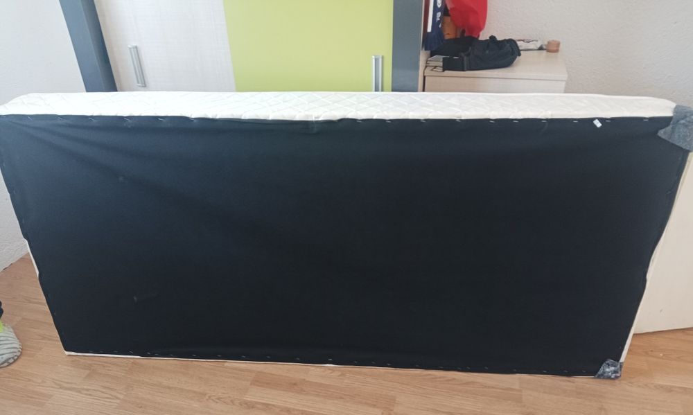 Легло с включен матрак.