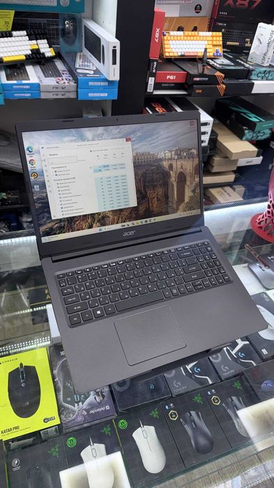 CPU: i5-1035G1 OZU: Ddr4 8/3200mhz SSD: 256gb m2 nvme GPU: Mx 330 2gb