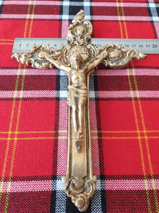 Кръст  от  месинг