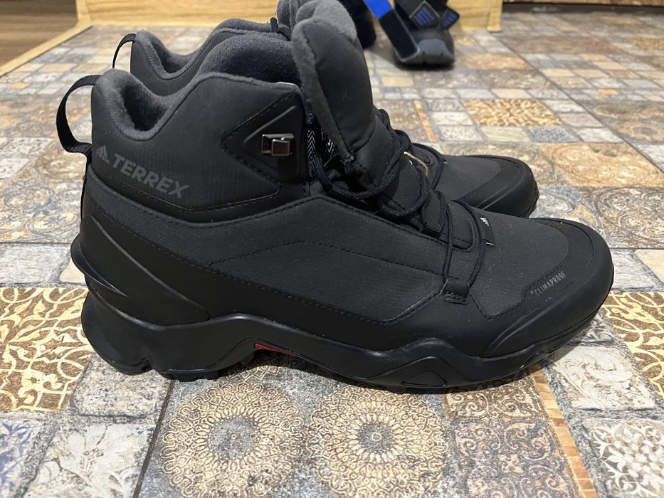 Продам adidas ботинки оригинал