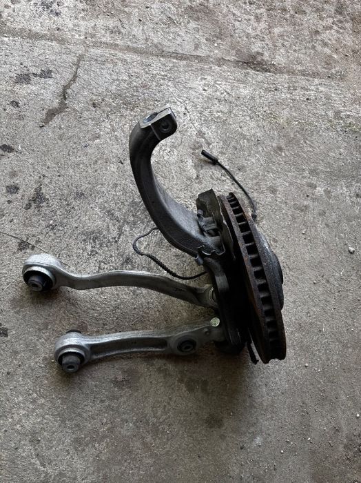 Fuzeta dreapta fata cu rulment disc si brate inferioare Bmw seria 5 F10 facelift 530d 258 cai tractiune spate