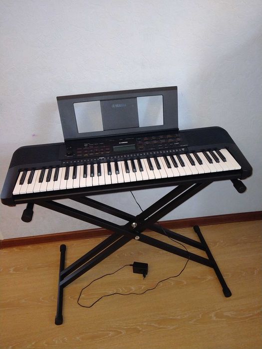 Продам синтезатор Yamaha с подставкой