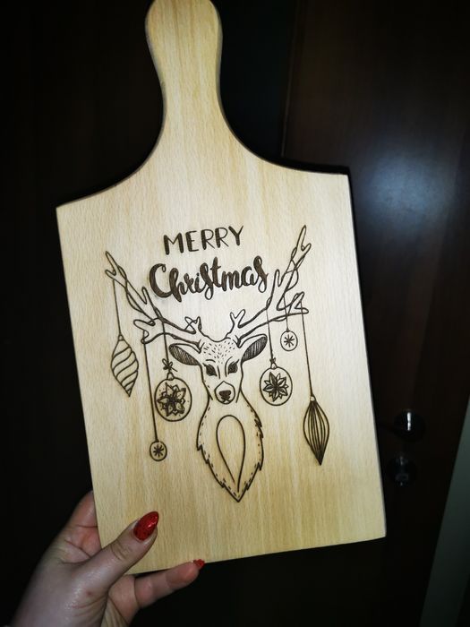 Дървена коледна дъска  за мезета с лазерна пирография Еленче
